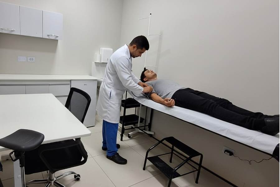 Profissional da Acesso Saúde atendendo um paciente em Maringá, atendimento humanizado