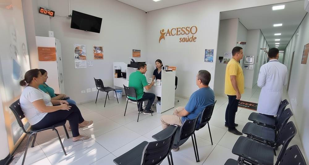 Recepção da Acesso Saúde em Maringá, ambiente organizado com pacientes sendo atendidos